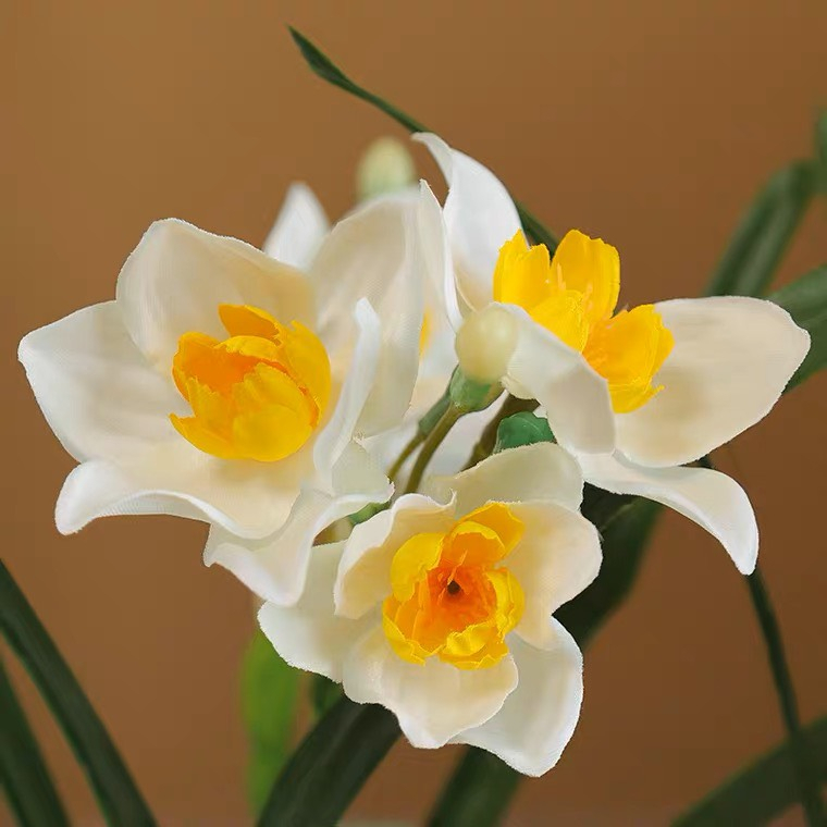 Premium 18" Artificial Silk Daffodil Stem (3 Blooms & 2 Buds)